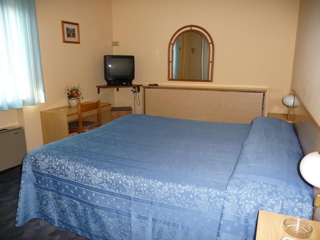 Hotel Astoria Алтопасчио Номер фото